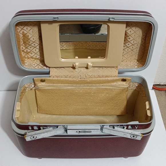 Samsonite Vintage Red Cosmetics Hard Case with Key - Picture 2 of 3